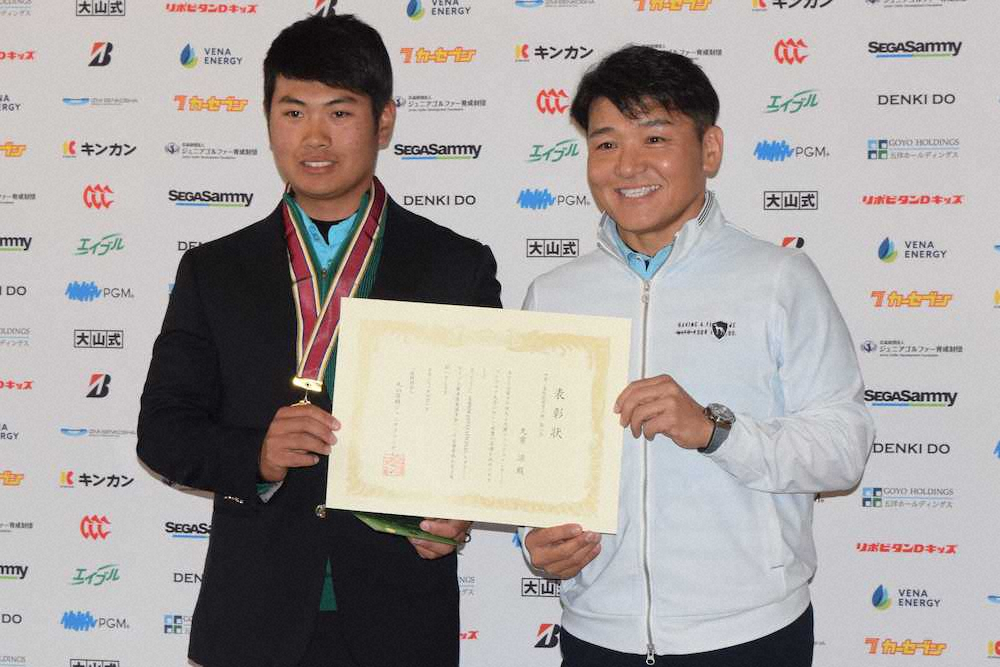 高校男子の優勝者・久常涼（左）と丸山茂樹