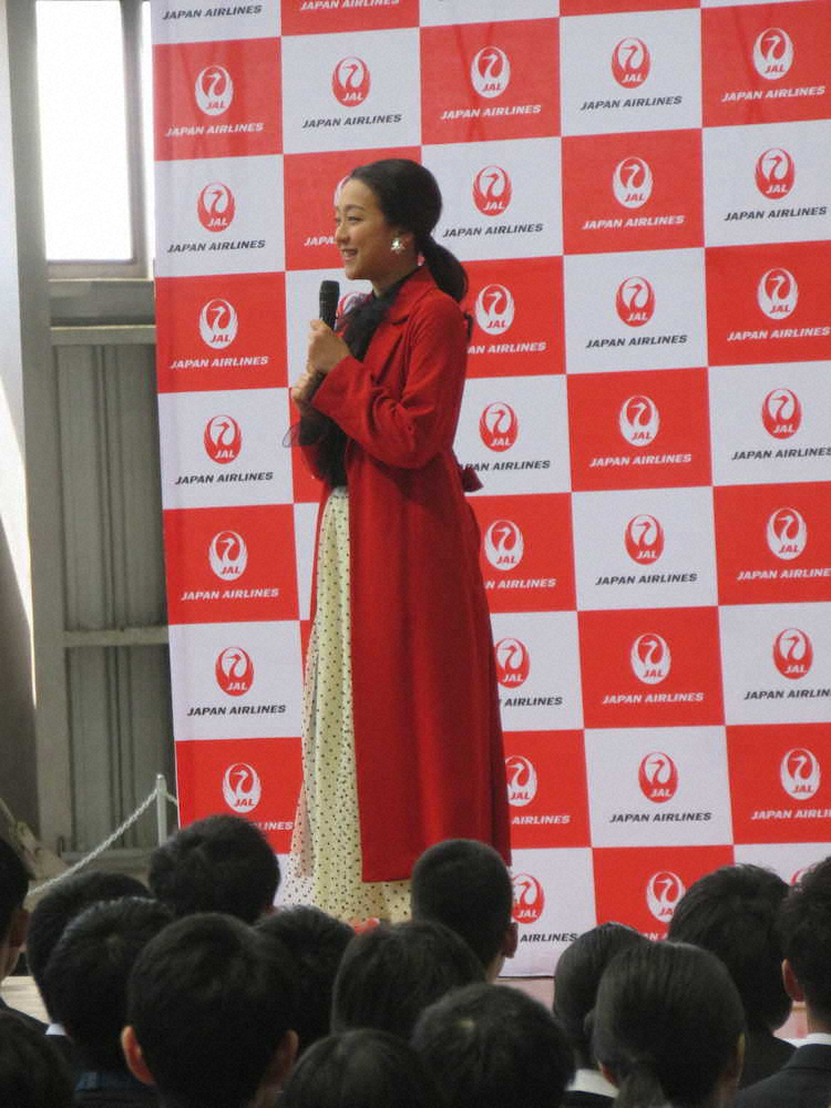 【画像・写真】真央さん　新元号“生発表”に大興奮！ＪＡＬグループ社会人にエール