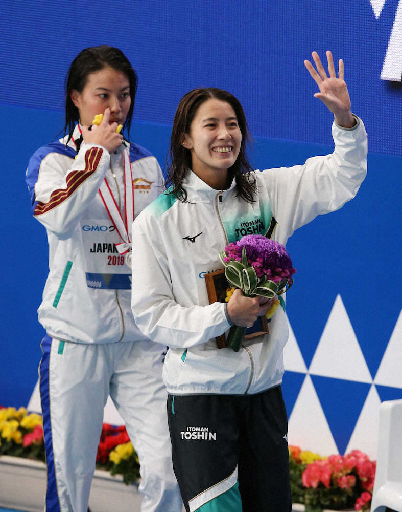 ＜水泳日本選手権第2日　女子200メートル個人メドレー決勝＞表彰式を終えた大橋（右）は笑顔で手を振る（左は大本）（撮影・西海健太郎）