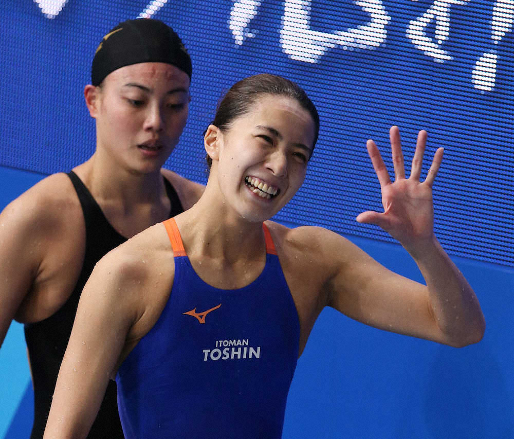 ＜水泳日本選手権第2日　女子200メートル個人メドレー決勝＞泳ぎ終えた大橋（右）は笑顔で手を振る（左は大本）（撮影・西海健太郎）