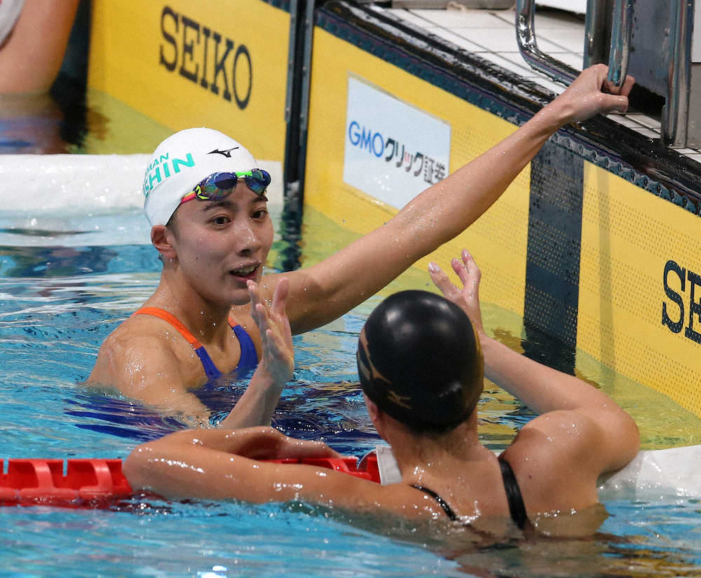 ＜水泳日本選手権第2日　女子200メートル個人メドレー決勝＞泳ぎ終えた大橋（左）は大本（右）と健闘を称え合う（撮影・西海健太郎）