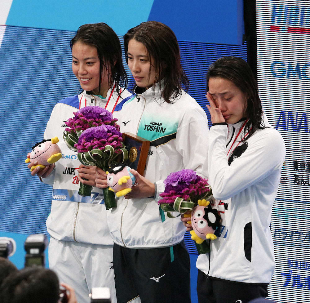 ＜水泳日本選手権第2日　女子200メートル個人メドレー決勝＞2位の大本（左）1位の大橋（中）の横で涙する3位の今井（右）（撮影・西海健太郎）