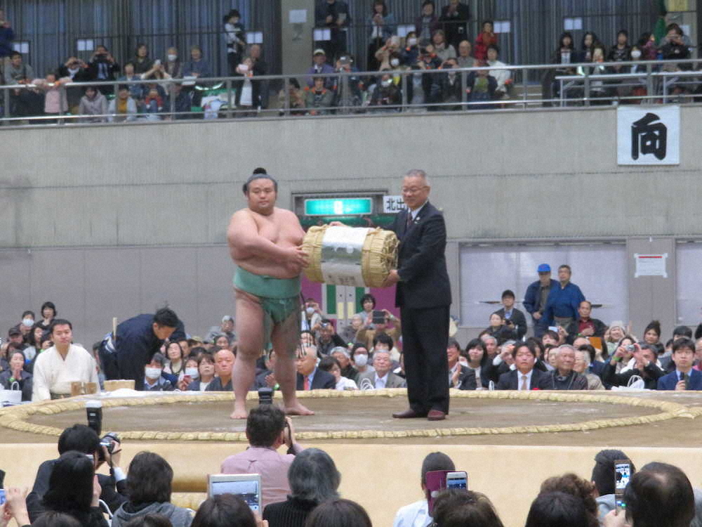 豊岡巡業でJAたじまからコウノトリ米60キロを贈呈される貴景勝（左）