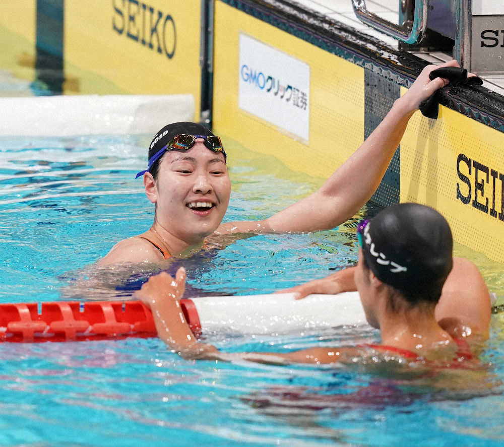 ＜競泳日本選手権第4日＞女子50メートル背泳ぎ決勝、優勝した酒井夏海（左）は笑顔を見せる（撮影・小海途　良幹）