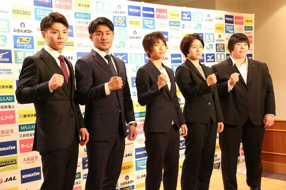 柔道の全日本選抜体重別選手権の前日会見に臨んだ（左から）阿部、橋本、近藤、芳田、素根