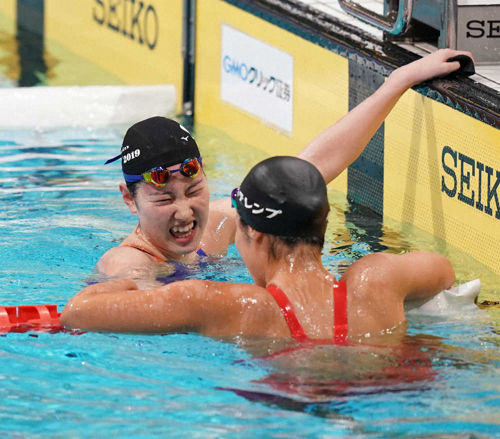 競泳日本選手権第4日　女子50メートル背泳ぎ決勝、優勝した酒井（左）はタイムに不満げな表情（撮影・小海途　良幹）