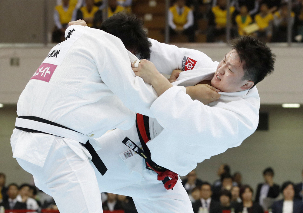 【画像・写真】男子100キロ超級決勝で佐藤和哉（左）を破り優勝した原沢