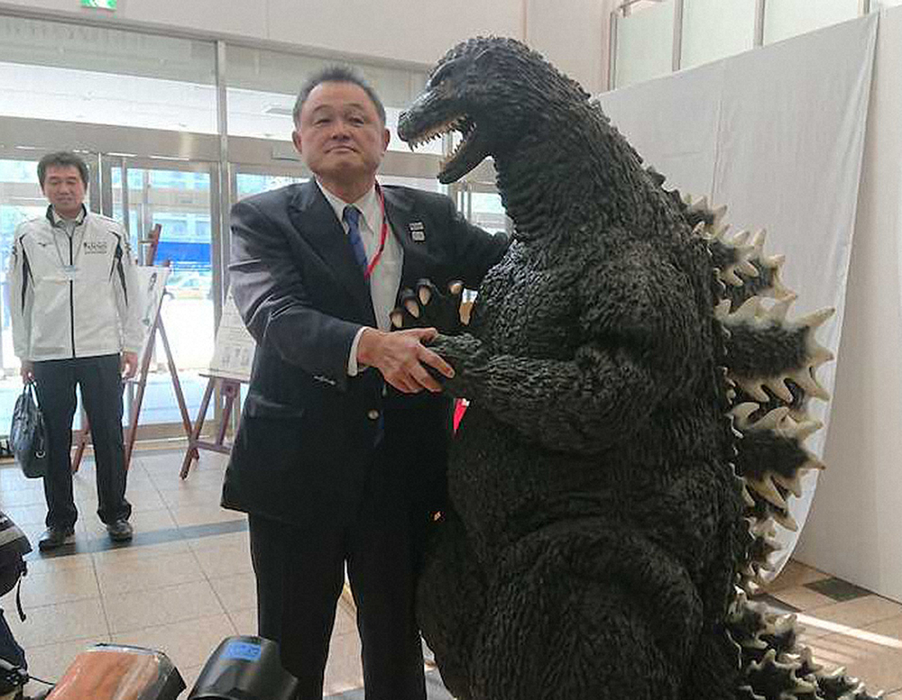 ゴジラと握手する全日本柔道連盟の山下会長