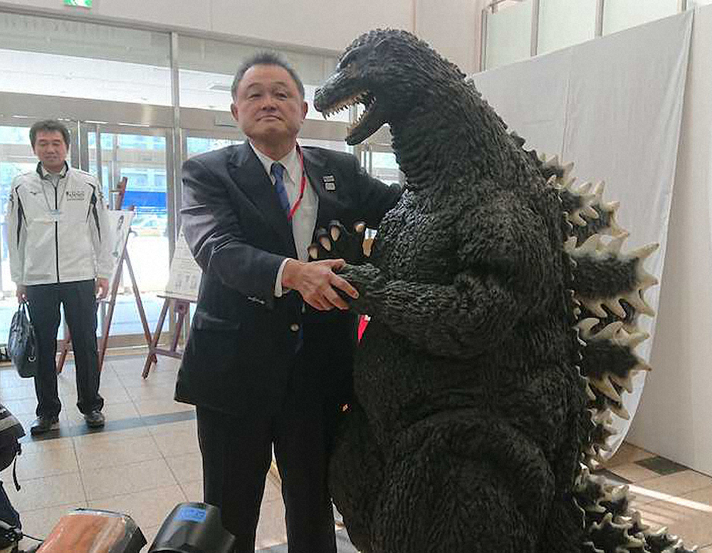 【画像・写真】ゴジラと握手する全日本柔道連盟の山下会長