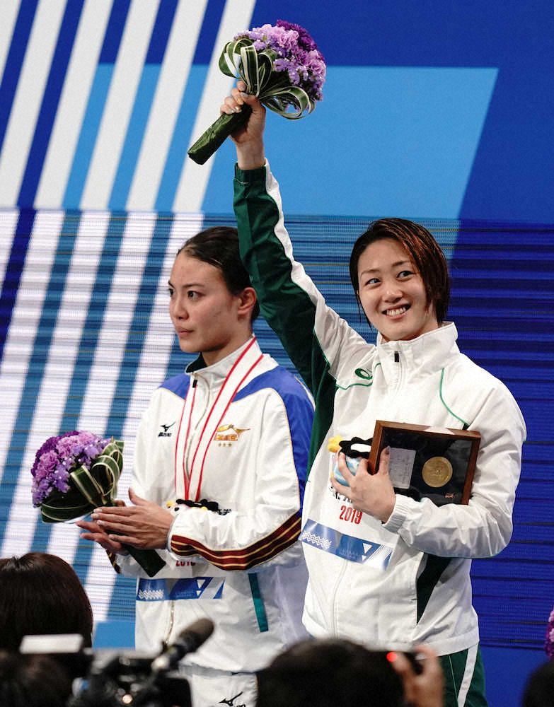 女子100メートル自由形決勝、優勝した青木智美（右）は笑顔を見せる（左は2位の大本里佳）＝撮影・小海途　良幹