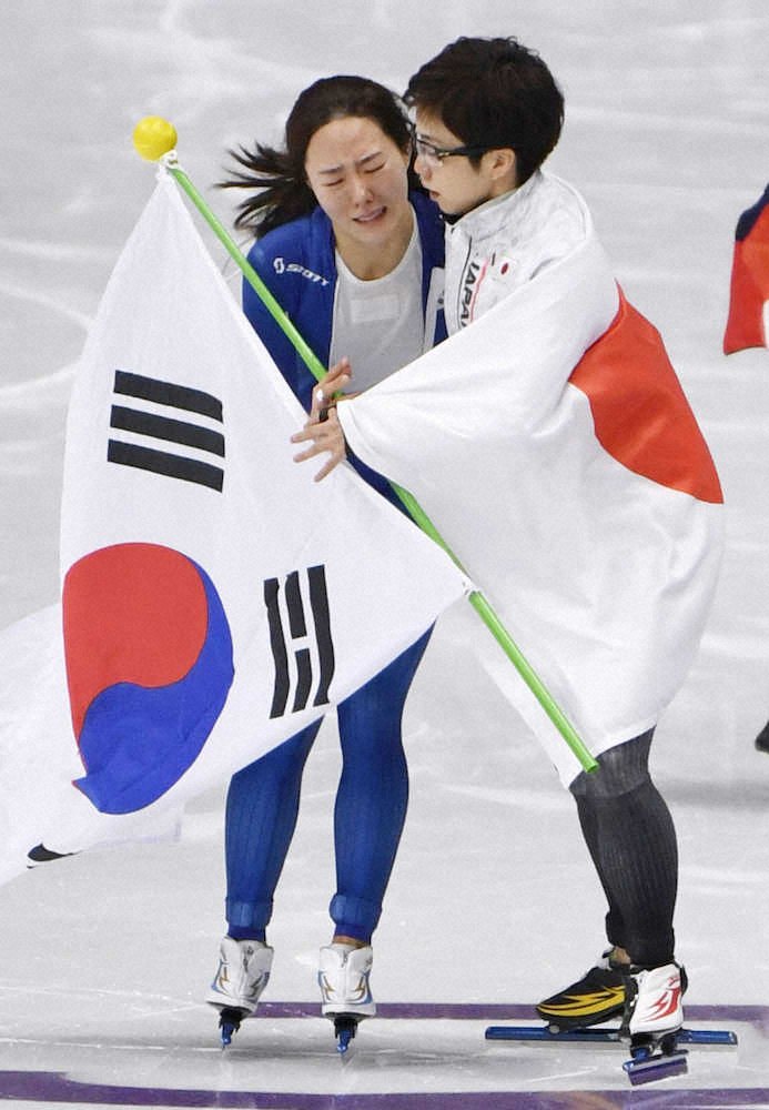 平昌冬季五輪スピードスケート女子500メートルのレース後、韓国の李相花選手（左）を抱擁する小平奈緒選手