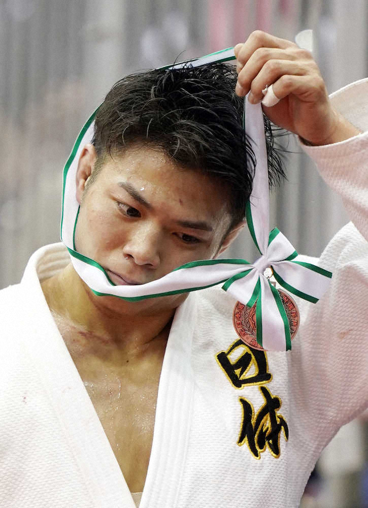 優勝を逃し 表彰式後にメダルを外す阿部一二三 スポニチ Sponichi Annex スポーツ