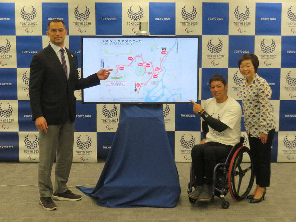 東京パラリンピックのマラソンコースを発表する（左から）室伏広治氏、西田宗城、増田明美さん