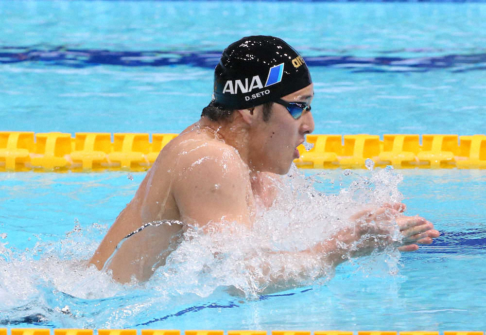男子400メートル個人メドレー決勝、平泳ぎで泳ぐ瀬戸（撮影・西海　健太郎）