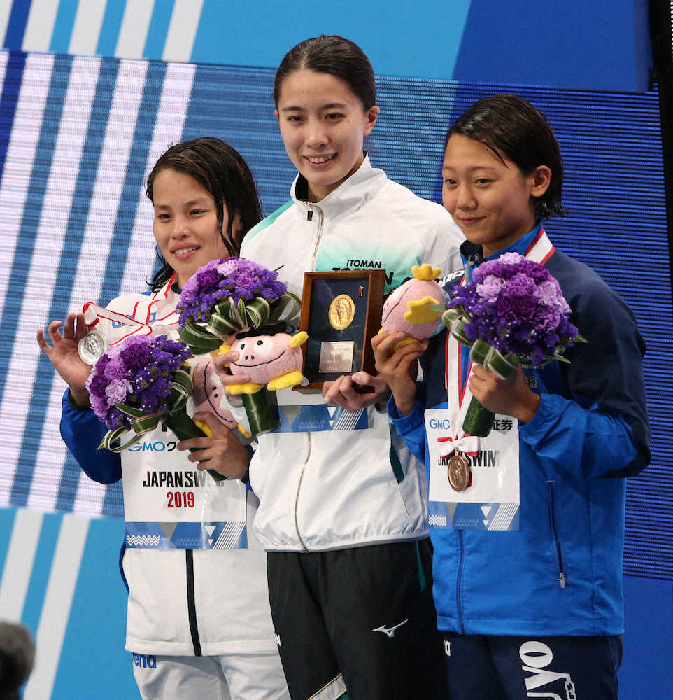 女子400メートル個人メドレー決勝で優勝した大橋（左は2位の清水、右は3位の柏崎）（撮影・西海　健太郎）