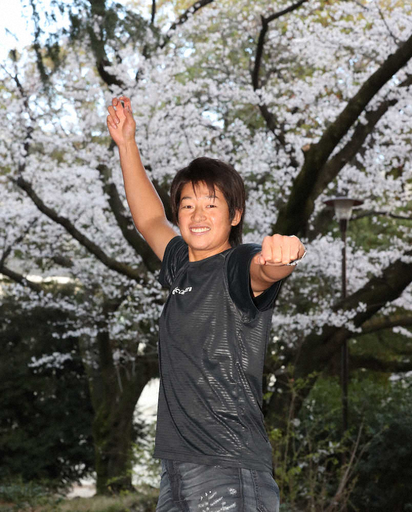 桜の木の下でシャドーピッチングをする上野由岐子（撮影・小海途　良幹）