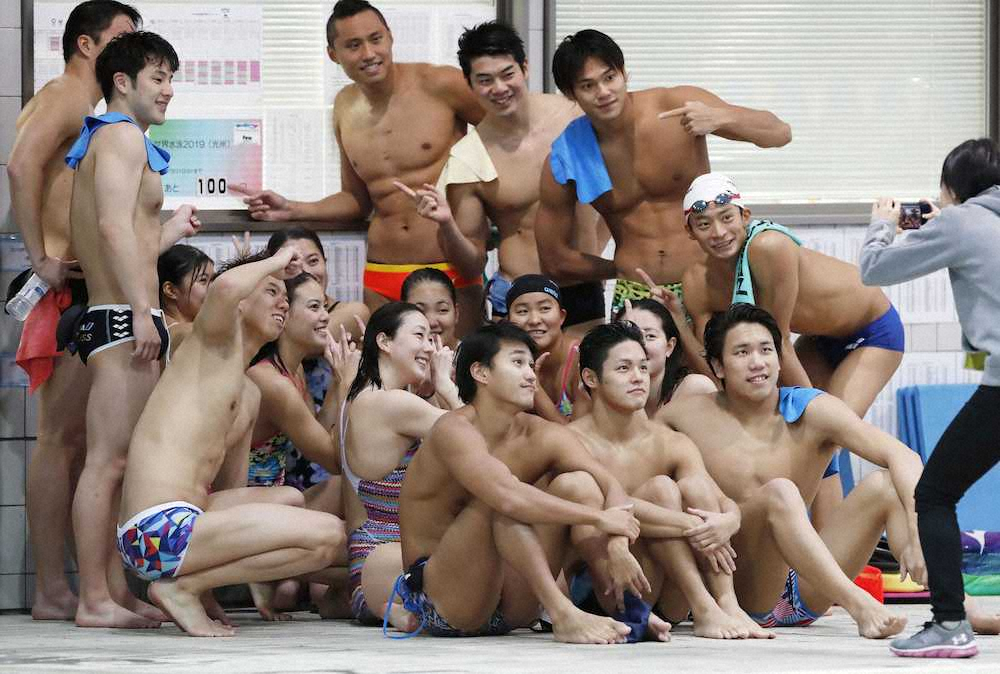 日本代表合宿の公開練習後、記念撮影する瀬戸大也（左から2人目）ら選手たち