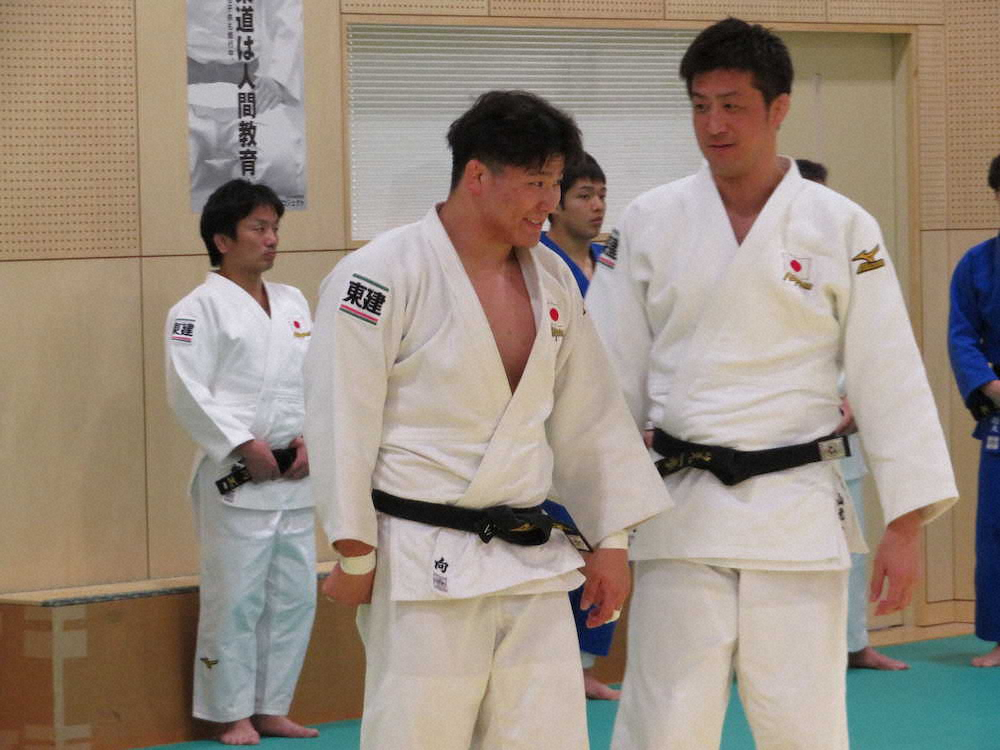 柔道男子日本代表合宿で稽古の合間に談笑する向翔一郎（左）と山元一歩コーチ　　　　　　　　　　　　　　　　　　　　　　　　　　　　　　　