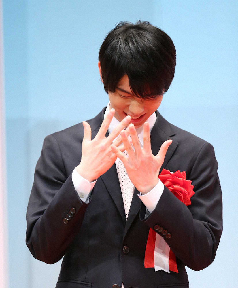 【画像・写真】【写真特集】羽生結弦、モニュメントデザイン発表式で照れ笑い