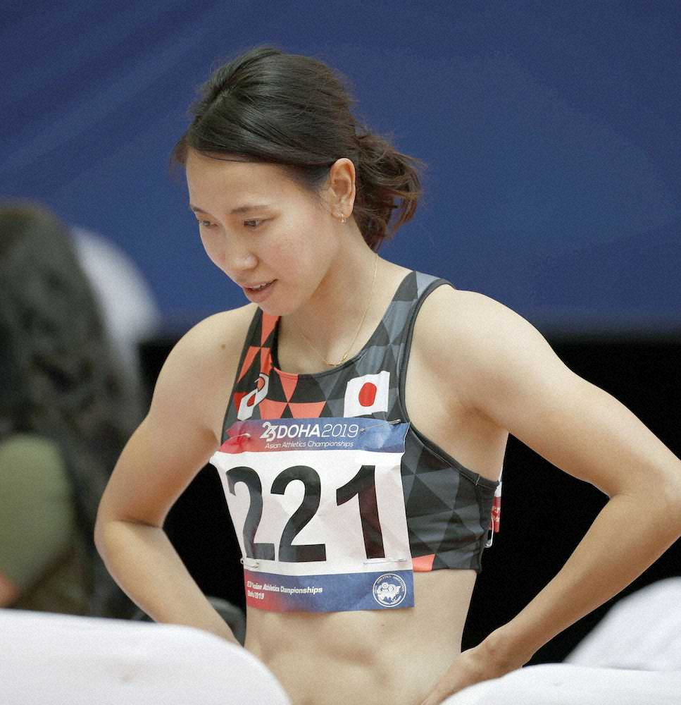 女子100メートル予選　6着でゴールし、厳しい表情の福島千里