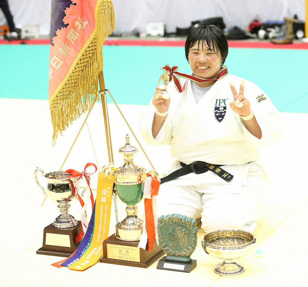 全日本女子柔道選手権で優勝し笑顔の素根（撮影・小海途　良幹）