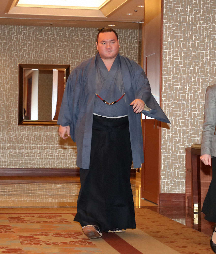 【画像・写真】呼び出しを受け臨時理事会の会場に入る白鵬（撮影・西尾　大助）