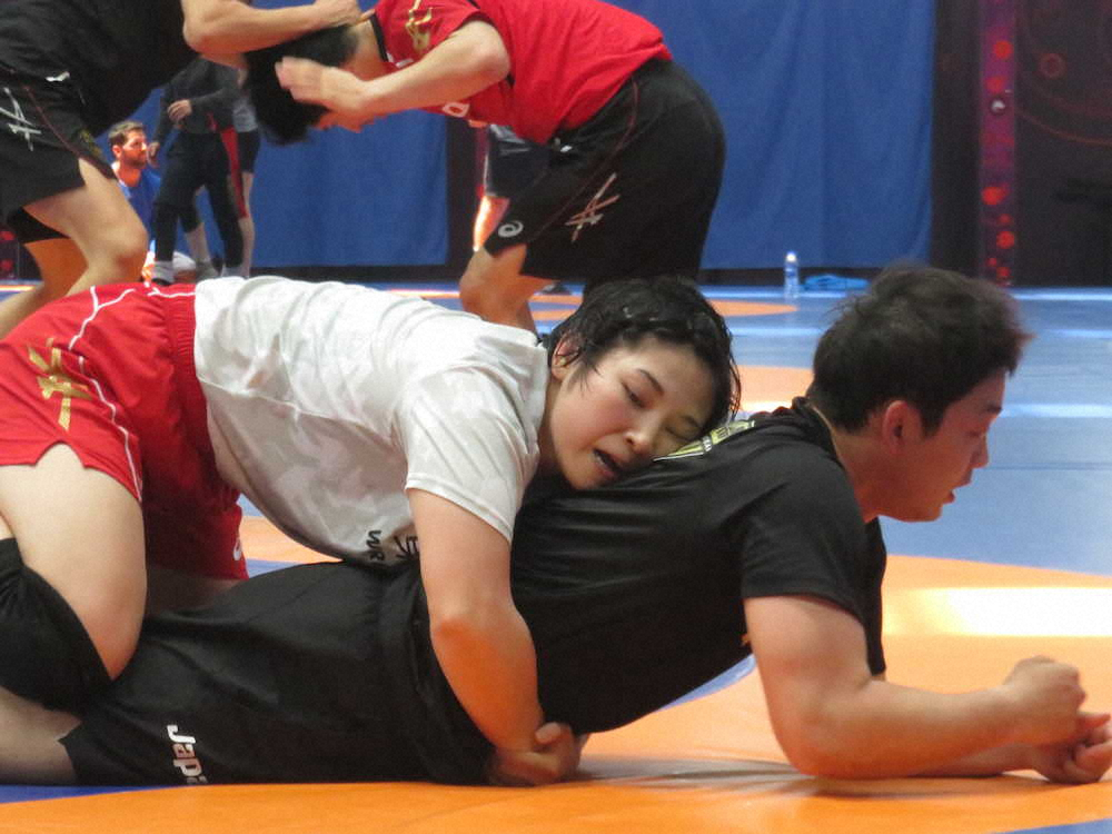 【画像・写真】男性コーチを相手に練習する土性（撮影・中出健太郎）