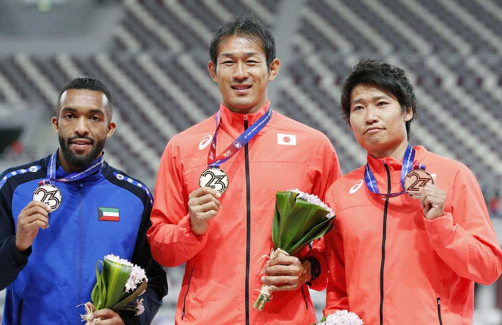【画像・写真】男子十種競技で優勝し、表彰式で笑顔の右代啓祐（中央）。右は3位の中村明彦