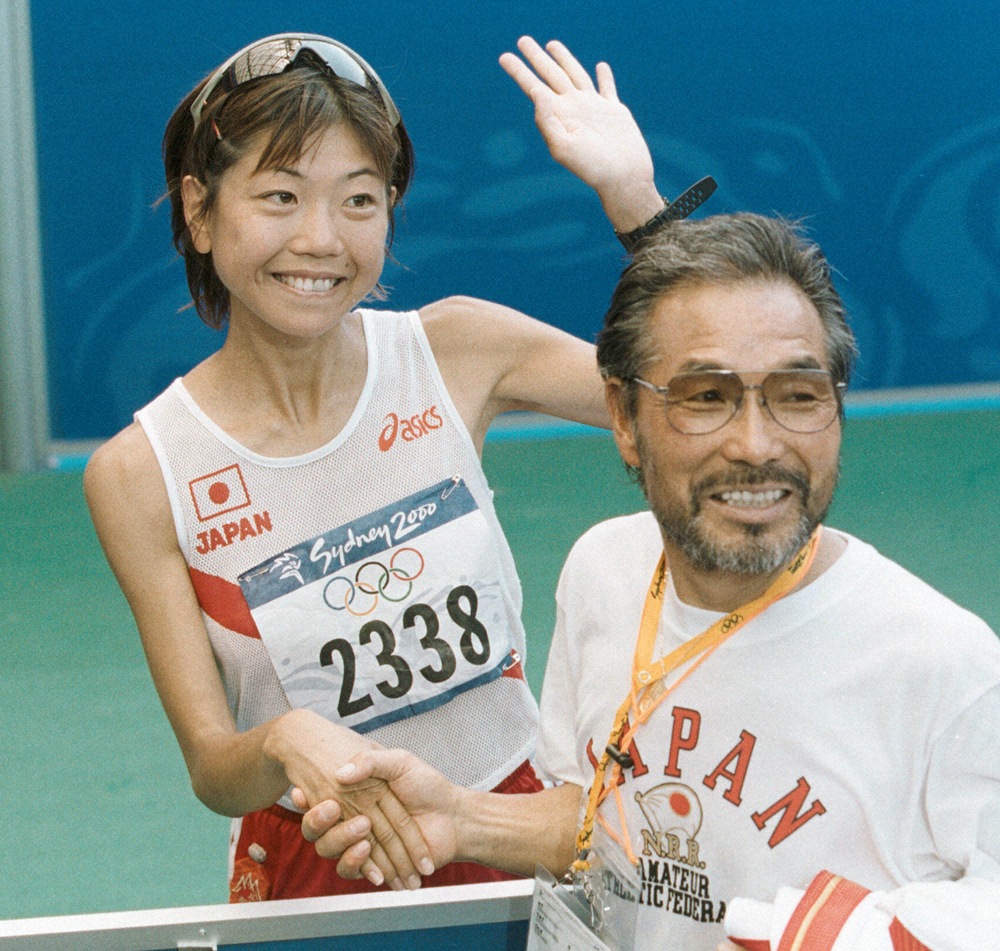 00年シドニー五輪女子マラソンで金メダルを獲得し、小出義雄監督とガッチリと握手を交わす高橋尚子