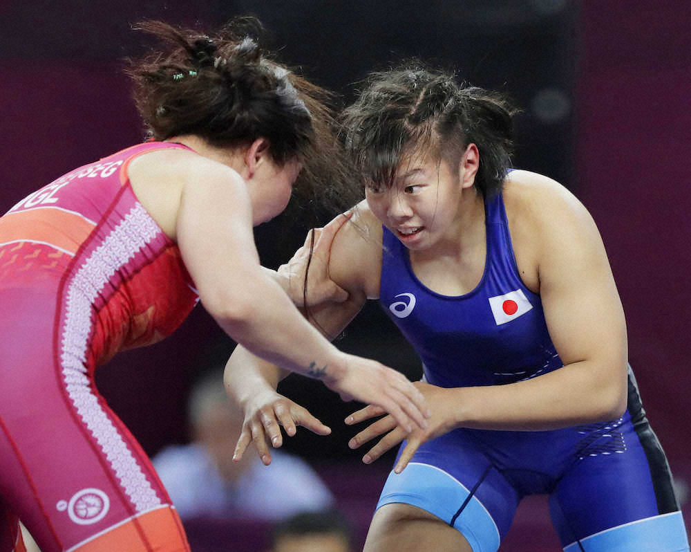 女子59キロ級決勝　モンゴル選手（左）と対戦する稲垣柚香