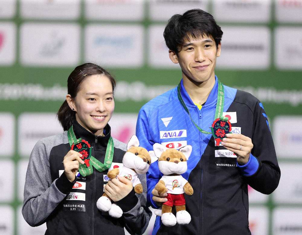 世界卓球・混合ダブルスで準優勝し、銀メダルを手に笑顔の石川（左）と吉村組(撮影・吉田剛)
