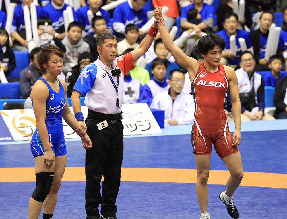 【画像・写真】2018年の全日本レスリング選手権の決勝で伊調（右）が逆転勝利