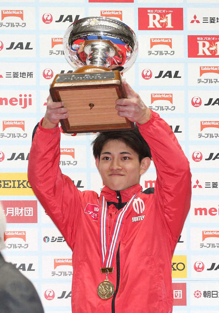 【画像・写真】＜全日本体操個人総合選手権　男子決勝＞平成最後となるこの大会で優勝し天皇杯を掲げる谷川翔（撮影・西海健太郎）　　　