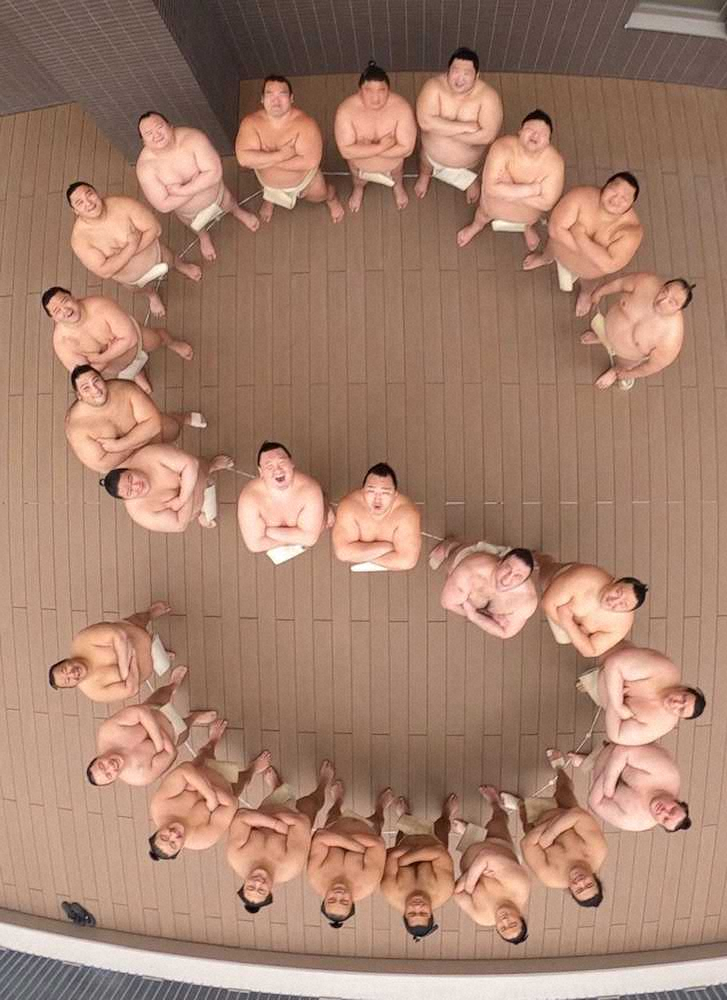 【画像・写真】「昭和」を背負う！白鵬ら25人が“S”人文字で記念写真