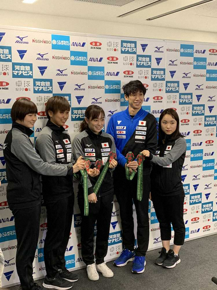 【画像・写真】女子ダブルスで銅の佐藤＆橋本　初の会見に「緊張して帰ってきた」