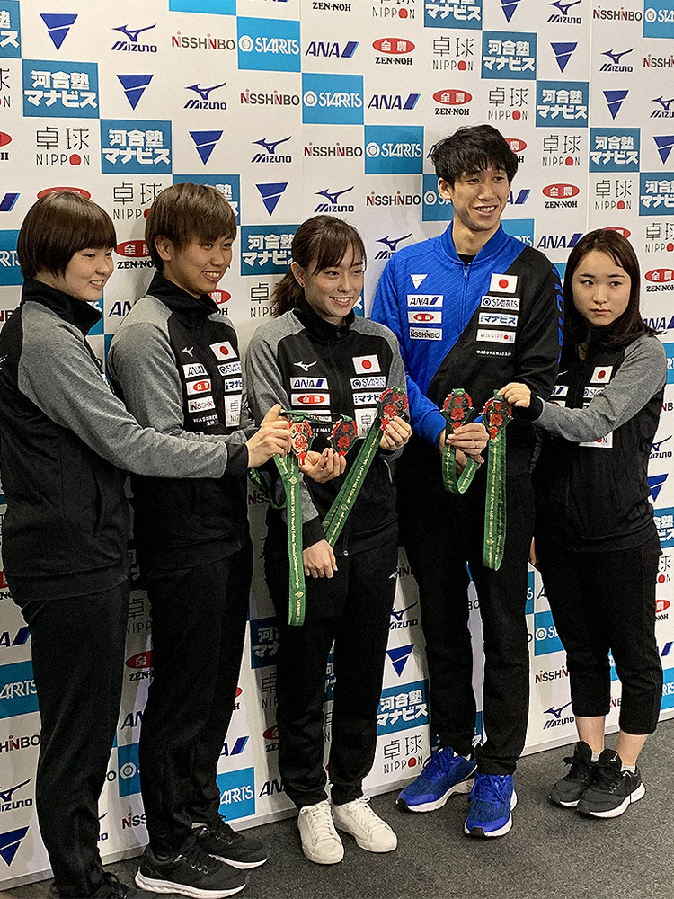 メダルを手に記念撮影する（左から）橋本、佐藤、石川、吉村、伊藤