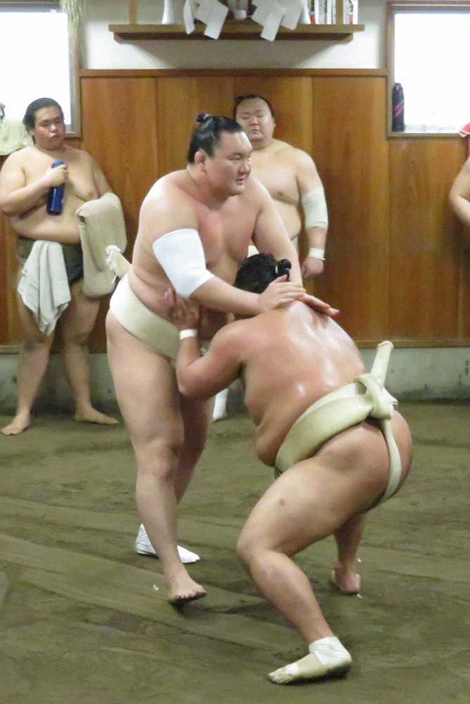 【画像・写真】横綱・白鵬 “ぶつからないぶつかり稽古” 患部を気にして慎重な内容