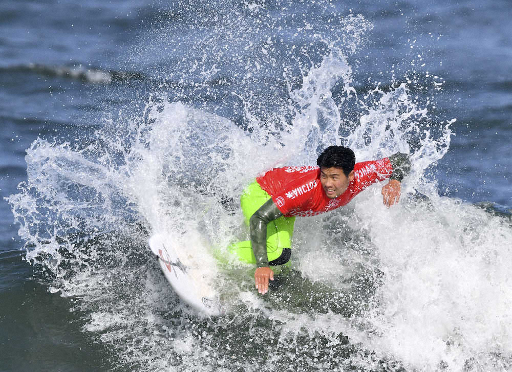 サーフィン一宮千葉OP男子準決勝　ターンで水しぶきを上げる稲葉。3位となった