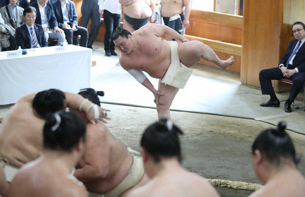 【画像・写真】申し合いには参加せず四股を踏む白鵬（撮影・沢田　明徳）