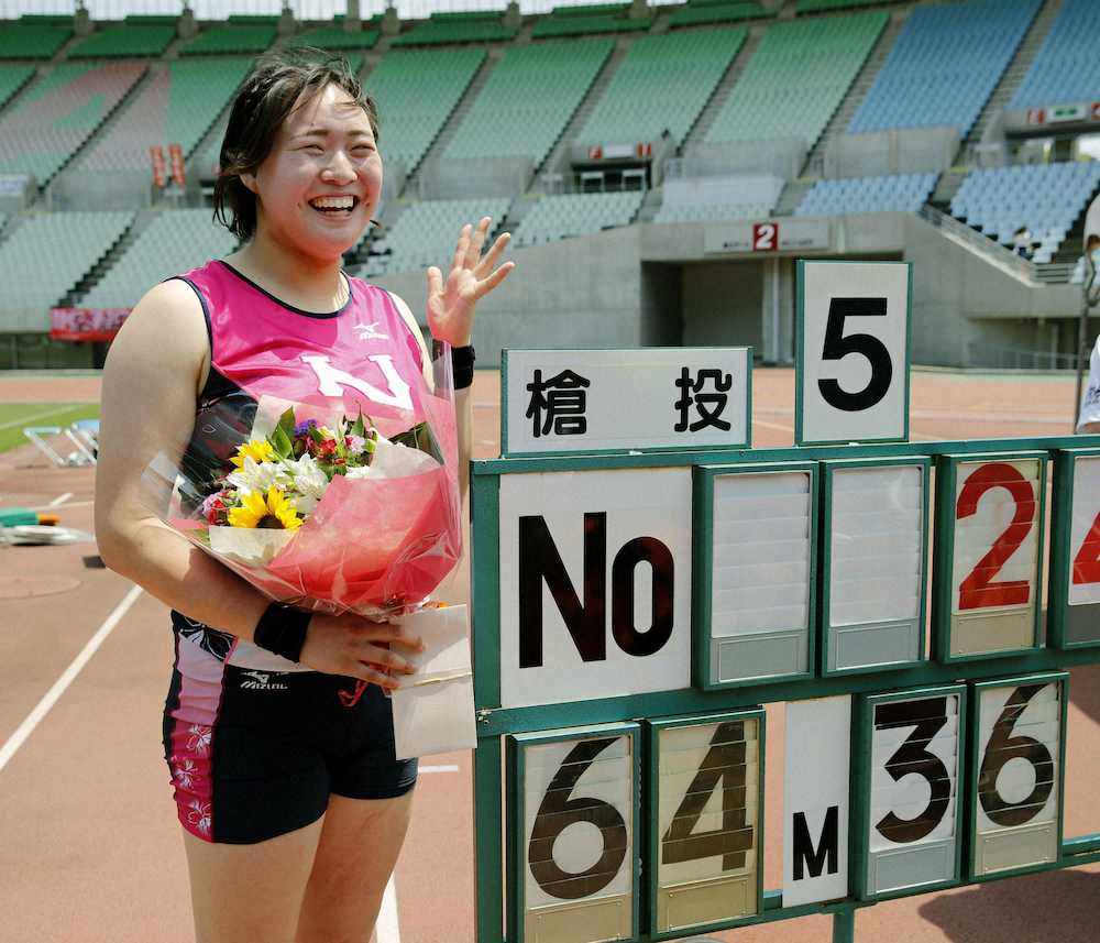 女子やり投げで64メートル36の日本新記録をマークして優勝し、笑顔の北口榛花