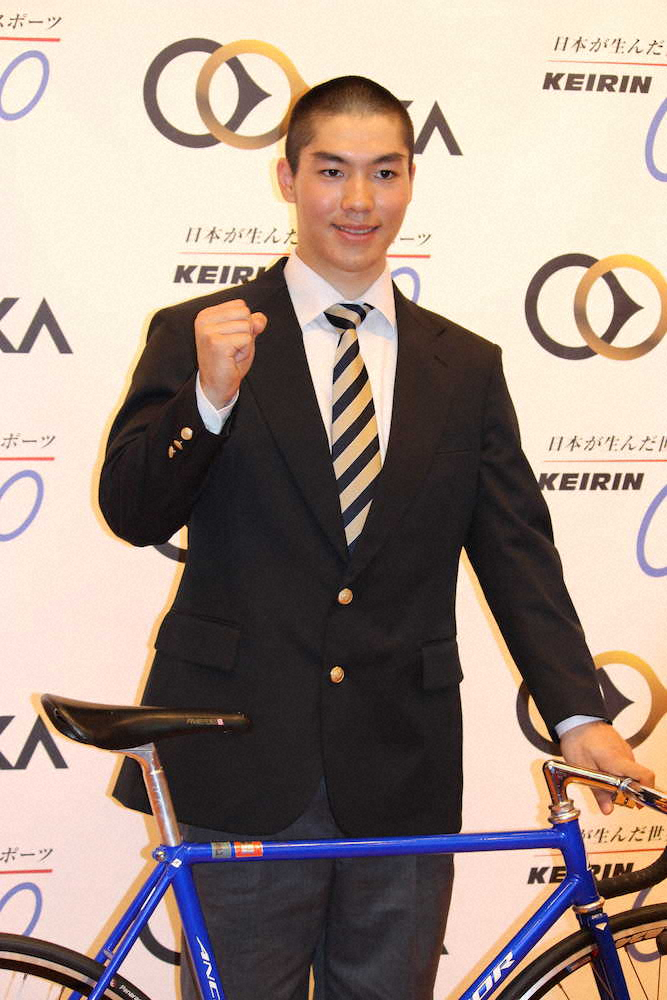 【画像・写真】競輪の自転車を持ちポーズを取る原大智