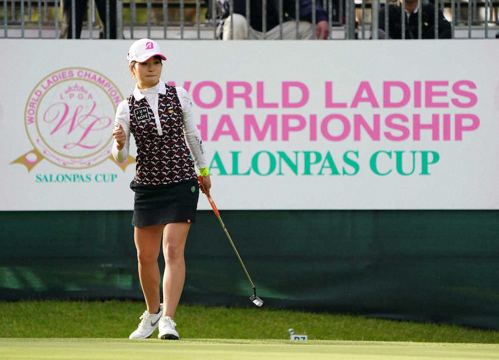 【画像・写真】18番、バーディーパットを決めガッツポーズする三ヶ島かな（撮影・沢田　明徳）