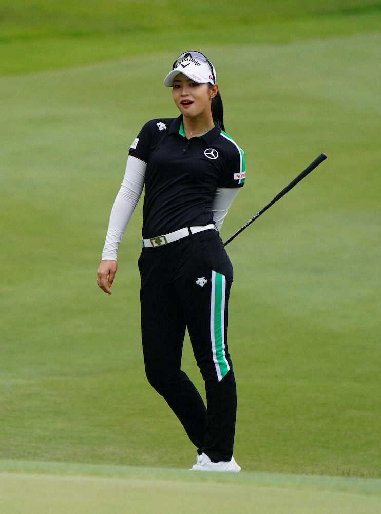 【画像・写真】8番、第3打を放ち打球を見つめる柏原明日架（撮影・沢田　明徳）