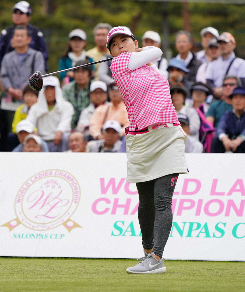 【画像・写真】10番、ティーショットを放つ勝みなみ（撮影・沢田　明徳）