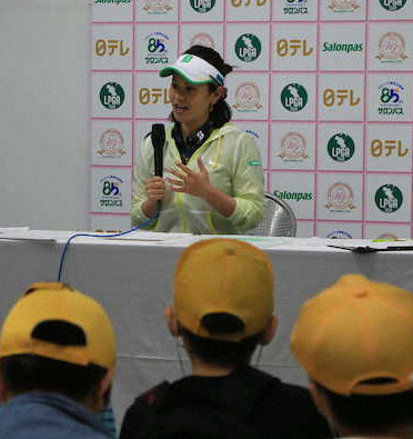 【画像・写真】地元の小学生相手の模擬会見で質問に答える宮里藍さん