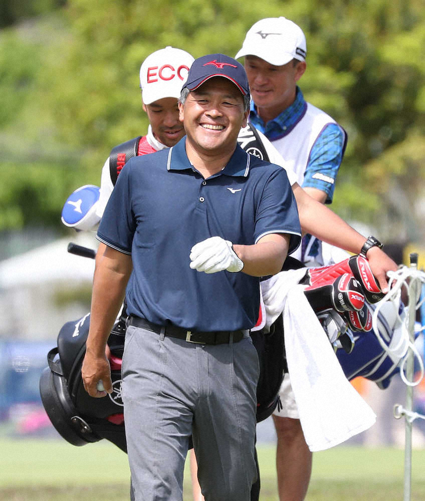 【画像・写真】1番、4位タイの手嶋多一は笑顔を見せる（撮影・西尾　大助）