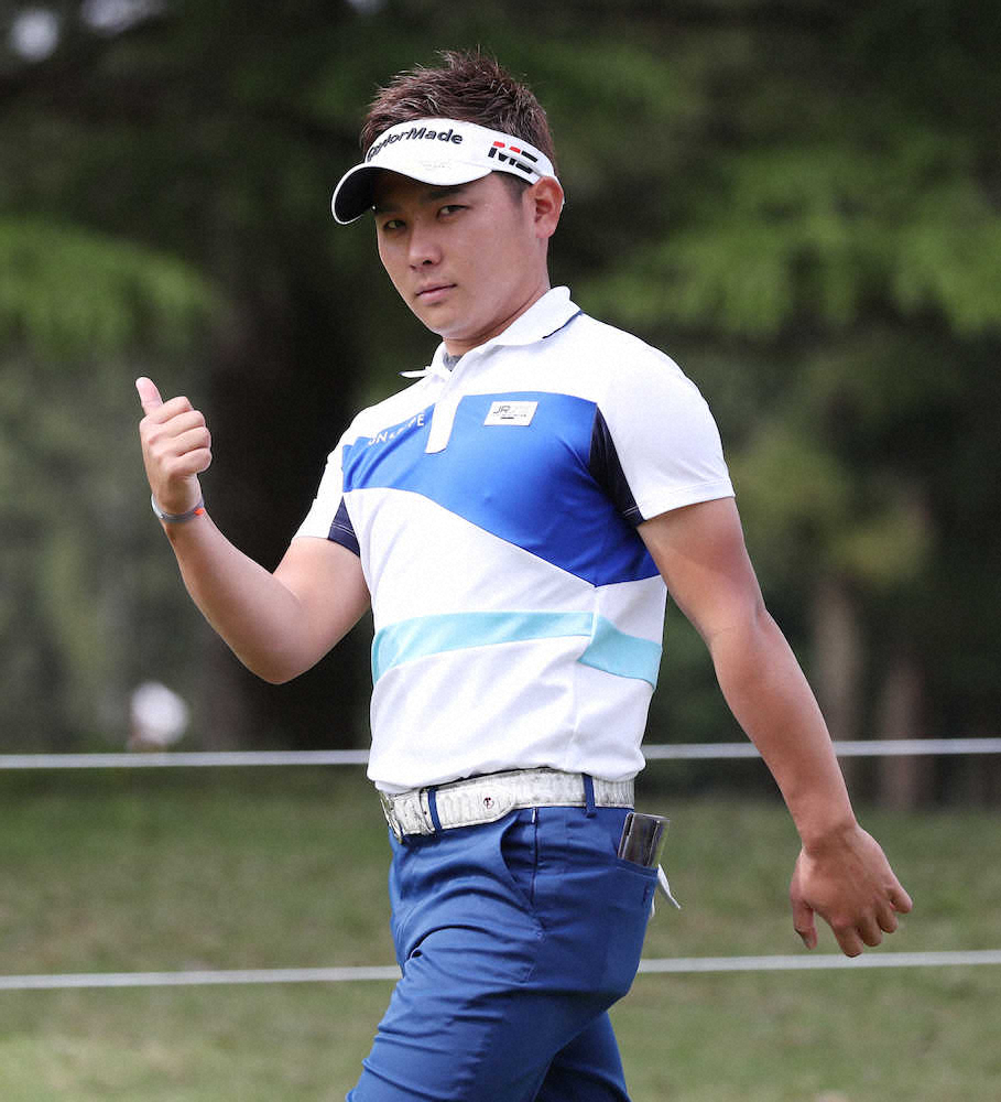 【画像・写真】1番、2位タイの池村寛世はクールにポーズを決める（撮影・西尾　大助）