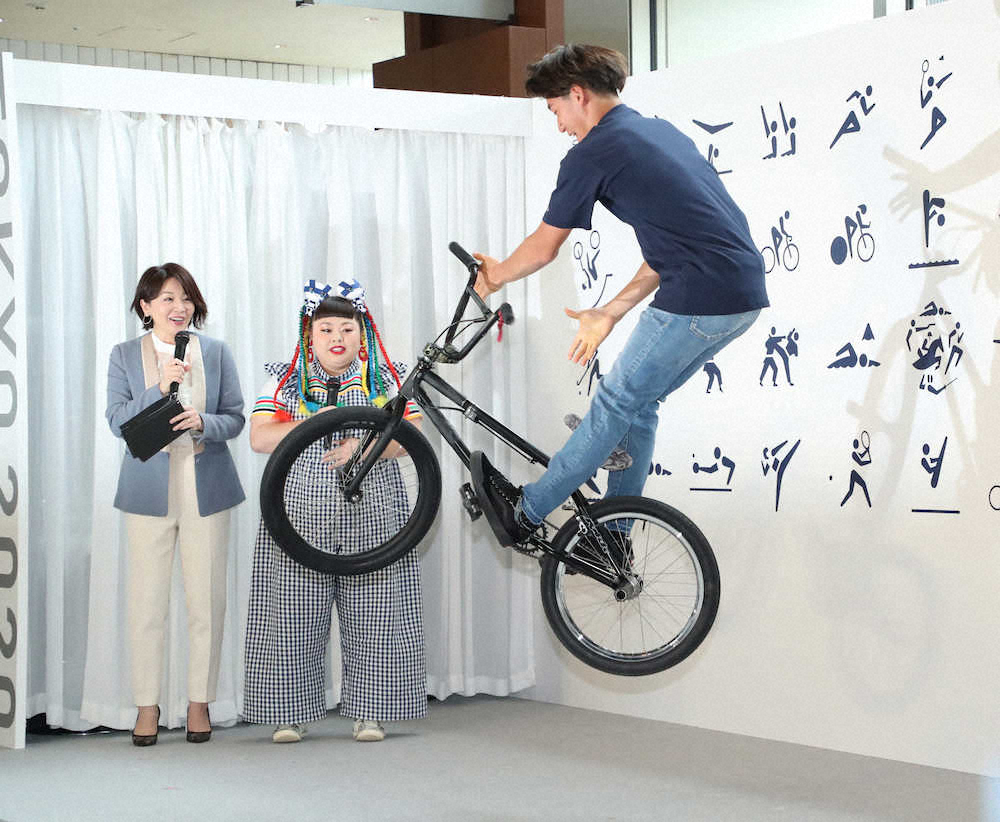 【画像・写真】華麗なバースピンを披露し（左から）大橋未歩アナウンサー、渡辺直美を驚かせるBMXの中村輪夢（撮影・木村　揚輔）