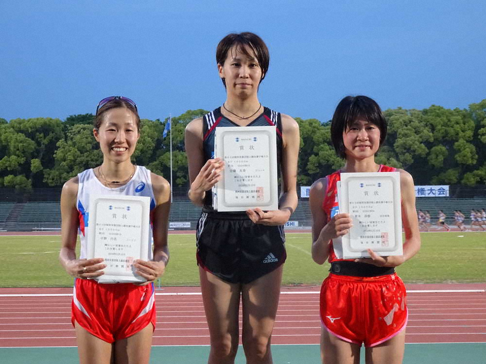 女子1万メートルに優勝した安藤友香（中）、2位中野円花（左）、3位青木奈波