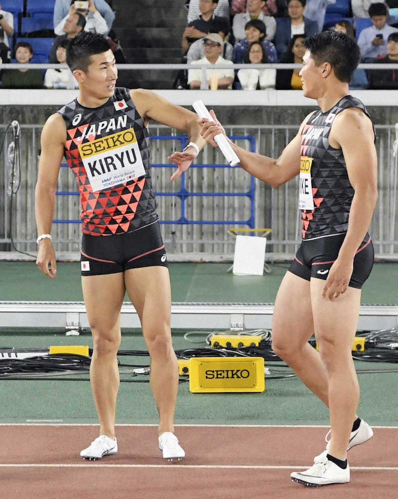 男子400メートルリレー予選を終え、話し合うアンカーの桐生（左）と第3走者の小池